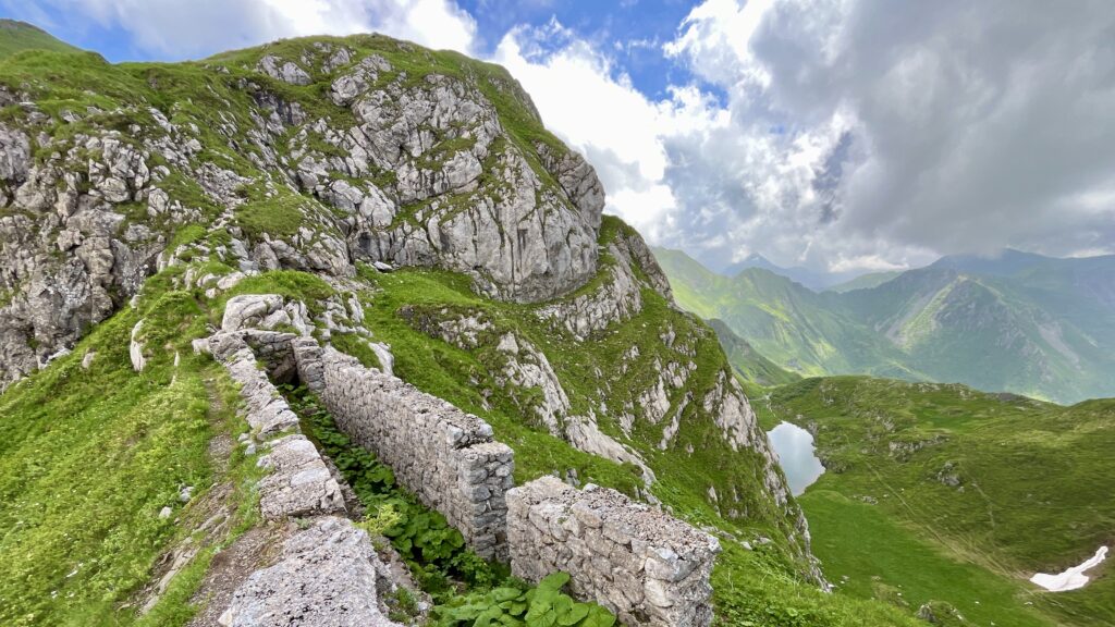 Sella Avostanis sopra il laghetto lago Avostanis